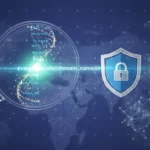 Mãos digitando em laptop com tela mostrando um domínio e um escudo, ilustrando como comprar um domínio e proteger sua marca.