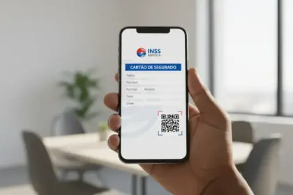 Pessoa acessando o portal para baixar o Cartão de Segurado do INSS Angola de forma rápida no celular.