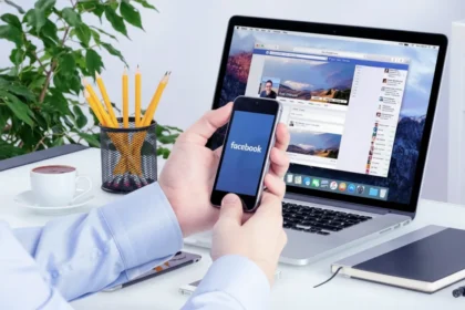 Guia para transferir fotos e vídeos do Facebook para o Google Fotos com logotipos das redes e indicação de backup.
