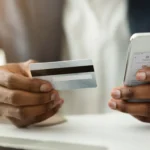 Smartphone exibe o passo a passo para adicionar um novo cartão de pagamento ao Multicaixa Express com segurança.