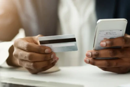 Smartphone exibe o passo a passo para adicionar um novo cartão de pagamento ao Multicaixa Express com segurança.