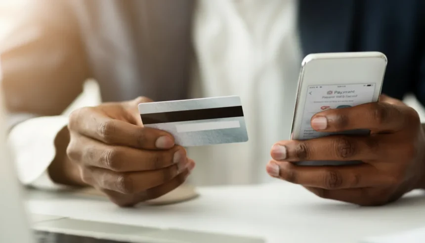 Smartphone exibe o passo a passo para adicionar um novo cartão de pagamento ao Multicaixa Express com segurança.