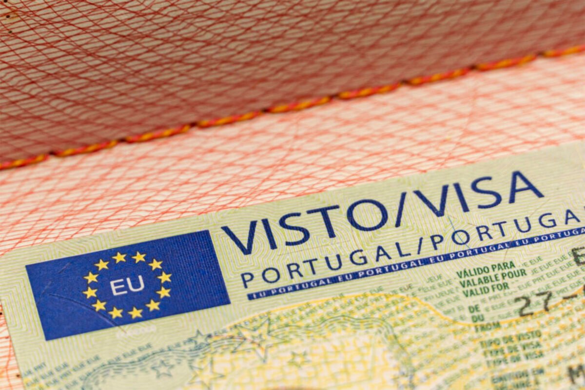 Renovação de título de residência: AIMA começa a convocar imigrantes 19 a close up of a passport Visto CPLP