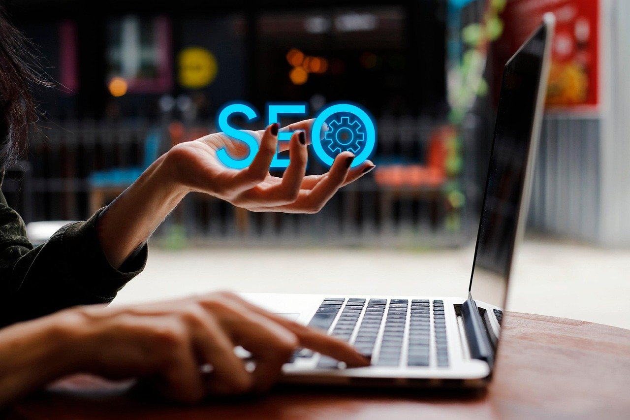 Texto Alternativo para Imagens: Como Usar para Melhorar o SEO 7 Imagem ilustrativa sobre SEO para pequenas empresas, destacando estratégias para otimizar a presença online.