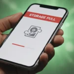 Mão segura smartphone onde o Google One armazenamento não atualizou, exibindo barra de alerta e fundo verde suave.