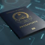 Novo Passaporte Eletrónico Angolano sobre documentos de viagem e caneta, ilustrando guia de agendamento e requisitos.