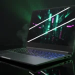 Notebook gamer ROG Zephyrus G16 2025 aberto em um setup moderno, exibindo design ultrafino e teclado retroiluminado RGB.