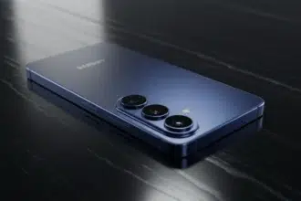 Uma fotografia detalhada e realista do Samsung Galaxy S26 Plus repousando sobre uma superfície de obsidiana escura, destacando sua moldura de titânio e o conjunto de câmeras triplas sob iluminação cinematográfica.