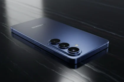 Uma fotografia detalhada e realista do Samsung Galaxy S26 Plus repousando sobre uma superfície de obsidiana escura, destacando sua moldura de titânio e o conjunto de câmeras triplas sob iluminação cinematográfica.