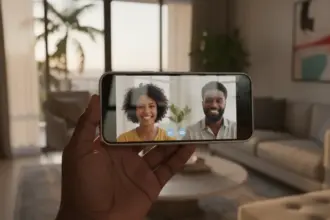 Smartphone em chamada de vídeo estável após Google Resolve Bug que causava rotação de tela involuntária.