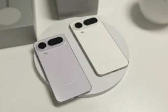 Honor Magic8 Pro Air com design elegante, tela de bordas infinitas e acabamento premium em fundo neutro.