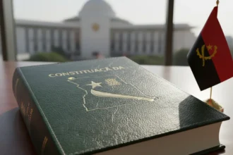 Martelo de juiz e balança sobre livros da legislação angolana com as cores e o brasão da bandeira nacional.