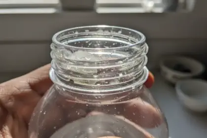 Biofilme garrafa água acumulado no interior e bocal de uma garrafa reutilizável com micro-organismos e lodo invisível.