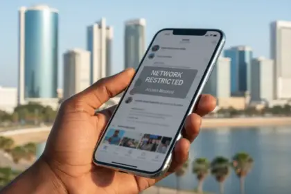 Smartphone com tela de bloqueio e bandeira de Angola sobre a Lei contra Informações Falsas na Internet.