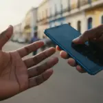 Smartphone bloqueando a tela após ser arrancado da mão do usuário, ativando a proteção contra roubo android.