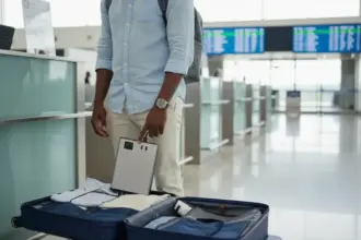 Carregador portátil fora da mala de despacho conforme as regras powerbank avião 2026 de segurança no aeroporto.