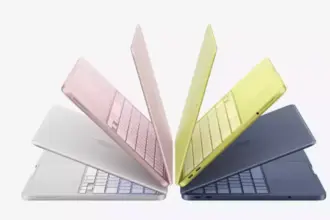 MacBook Neo com design futurista ultrafino, tela de bordas infinitas e acabamento metálico em ambiente moderno.