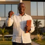 Guia para inscrição de imóvel e pagamento do Imposto Predial com chaves e documentos de propriedade sobre a mesa.