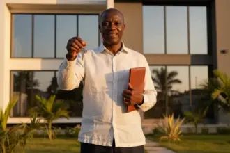 Guia para inscrição de imóvel e pagamento do Imposto Predial com chaves e documentos de propriedade sobre a mesa.