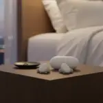 Ozlo Sleepbuds em uso por pessoa dormindo, eleitos os melhores fones para sono pela CNN Underscored em 2026.