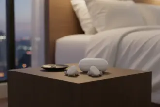 Ozlo Sleepbuds em uso por pessoa dormindo, eleitos os melhores fones para sono pela CNN Underscored em 2026.