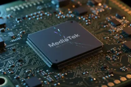 Smartphone com processador em destaque sob aviso de alerta pela vulnerabilidade MediaTek Android.