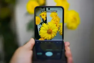 Motorola Razr Fold chega como primeiro dobrável livro da marca com ecrãs mais brilhantes e bateria superior