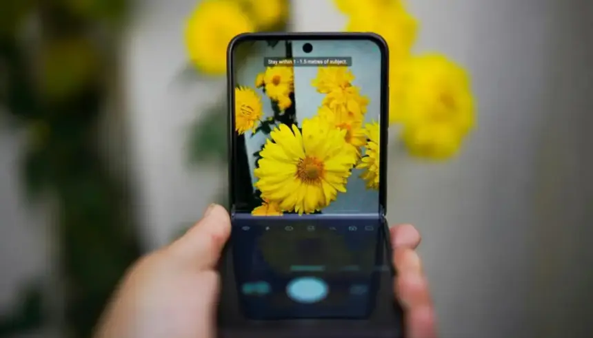 Motorola Razr Fold chega como primeiro dobrável livro da marca com ecrãs mais brilhantes e bateria superior