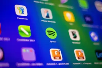 Spotify lança selo de verificação para artistas reais contra proliferação de IA na música