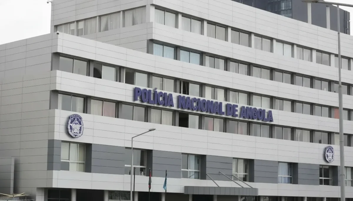 Candidatos realizam prova escrita em sala de aula para o Concurso público do MININT.